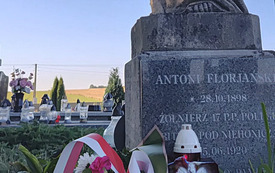 Przedstawiciele Gminy Opat&oacute;w (w Wilkowiecku z udziałem w&oacute;jta, sołtysa i radnego) złożyli wiązanki kwiat&oacute;w i zapalili znicze na grobach żołnierzy i w Miejscach Pamięci Narodowej - zdj.  1