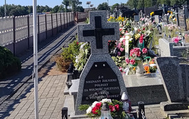 Przedstawiciele Gminy Opat&oacute;w (w Wilkowiecku z udziałem w&oacute;jta, sołtysa i radnego) złożyli wiązanki kwiat&oacute;w i zapalili znicze na grobach żołnierzy i w Miejscach Pamięci Narodowej - zdj.  3