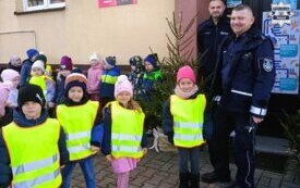 Dzielnicowi z kłobuckiej komendy odwiedzili przedszkolak&oacute;w w Opatowie - zdj. 1