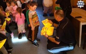 Dzielnicowi z kłobuckiej komendy odwiedzili przedszkolak&oacute;w w Opatowie - zdj. 2