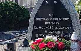 Przedstawiciele Gminy Opat&oacute;w (w Wilkowiecku z udziałem w&oacute;jta, sołtysa i radnego) złożyli wiązanki kwiat&oacute;w i zapalili znicze na grobach żołnierzy i w Miejscach Pamięci Narodowej - zdj.  4