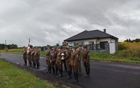 Uroczystości przy pomniku na ul. Żołnierzy Września w Wilkowiecku, zdj. 28