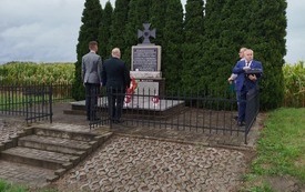 Uroczystości przy pomniku na ul. Żołnierzy Września w Wilkowiecku, zdj. 29