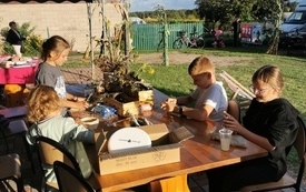 Warsztaty artystyczne dla dzieci i młodzieży podczas pikniku w Iwanowicach Małych, zdj.  18