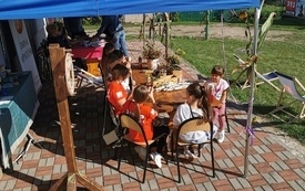 Warsztaty artystyczne dla dzieci i młodzieży podczas pikniku w Iwanowicach Małych, zdj.  25