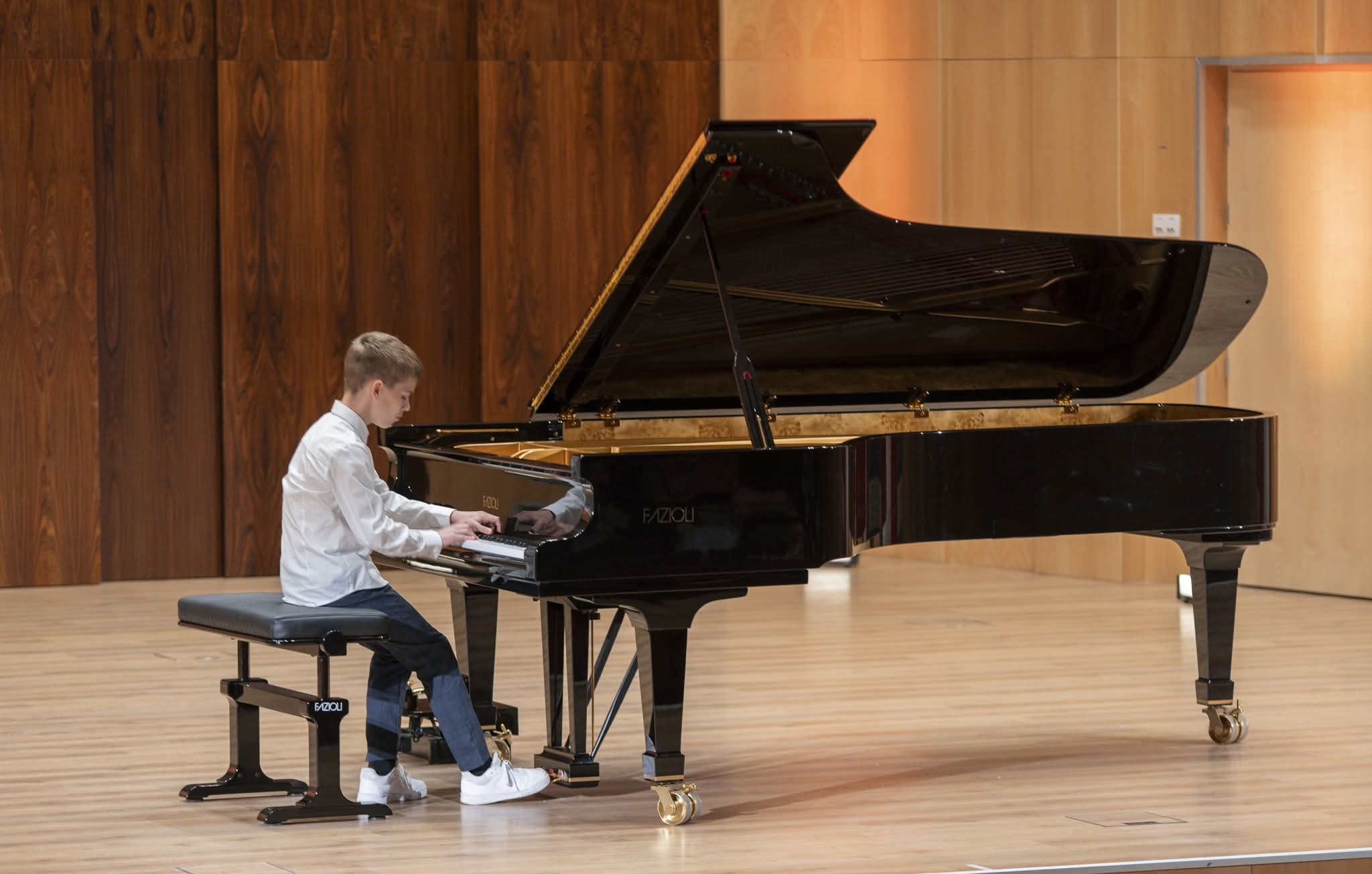 Zdjęcie: Marcin Sroka podczas występu w&nbsp;konkursie pianistycznym.