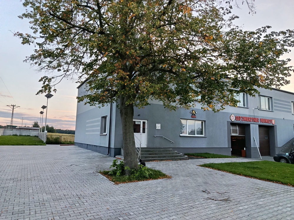 Zdjęcie: Plac OSP w&nbsp;Zwierzyńcu Pierwszym z&nbsp;zamontowanymi lampami solarnymi